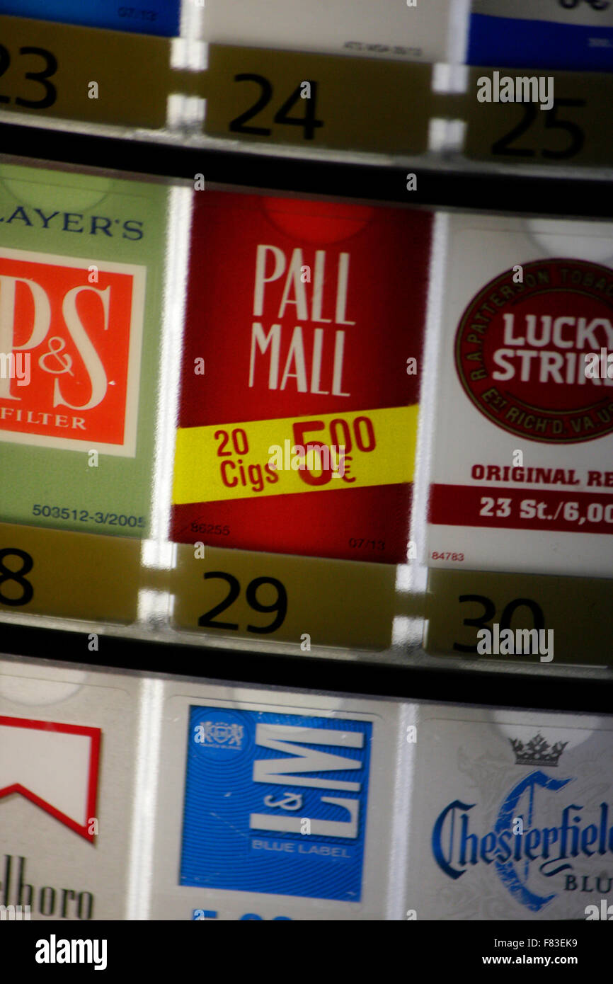 Markenname : 'John Player Special', 'Pall Mall' und 'Lucky Strike", Berlin. Banque D'Images