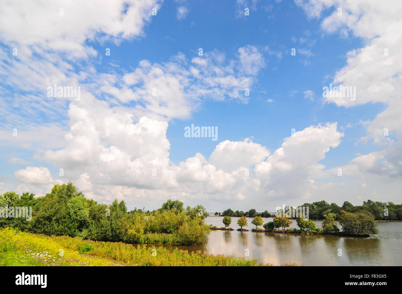 Beau paysage hollandais typique Ciel et nuages. Banque D'Images