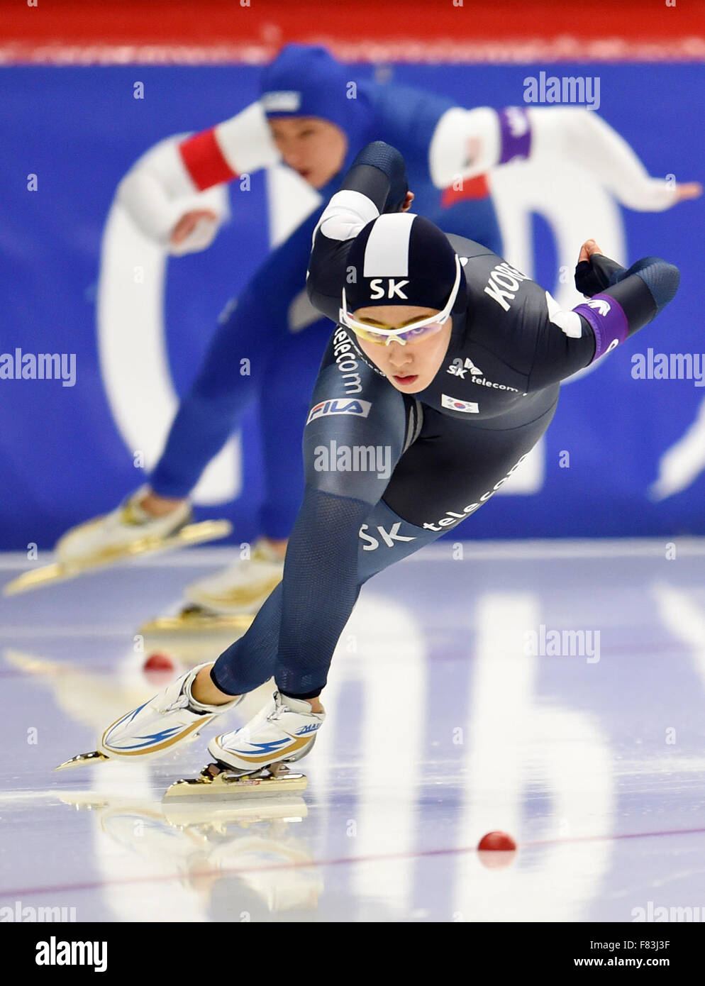 Inzell, Allemagne. 9Th Jul 2015. La Corée du Sud Lee Sang Hwa en action pendant le concours de 500 mètres de la coupe du monde de patinage de vitesse dans l'Arène de Max-Aicher à Inzell, Allemagne, 4 décembre 2015. Lee est arrivé 1er. PHOTO : TOBIAS HASE/DPA/Alamy Live News Banque D'Images