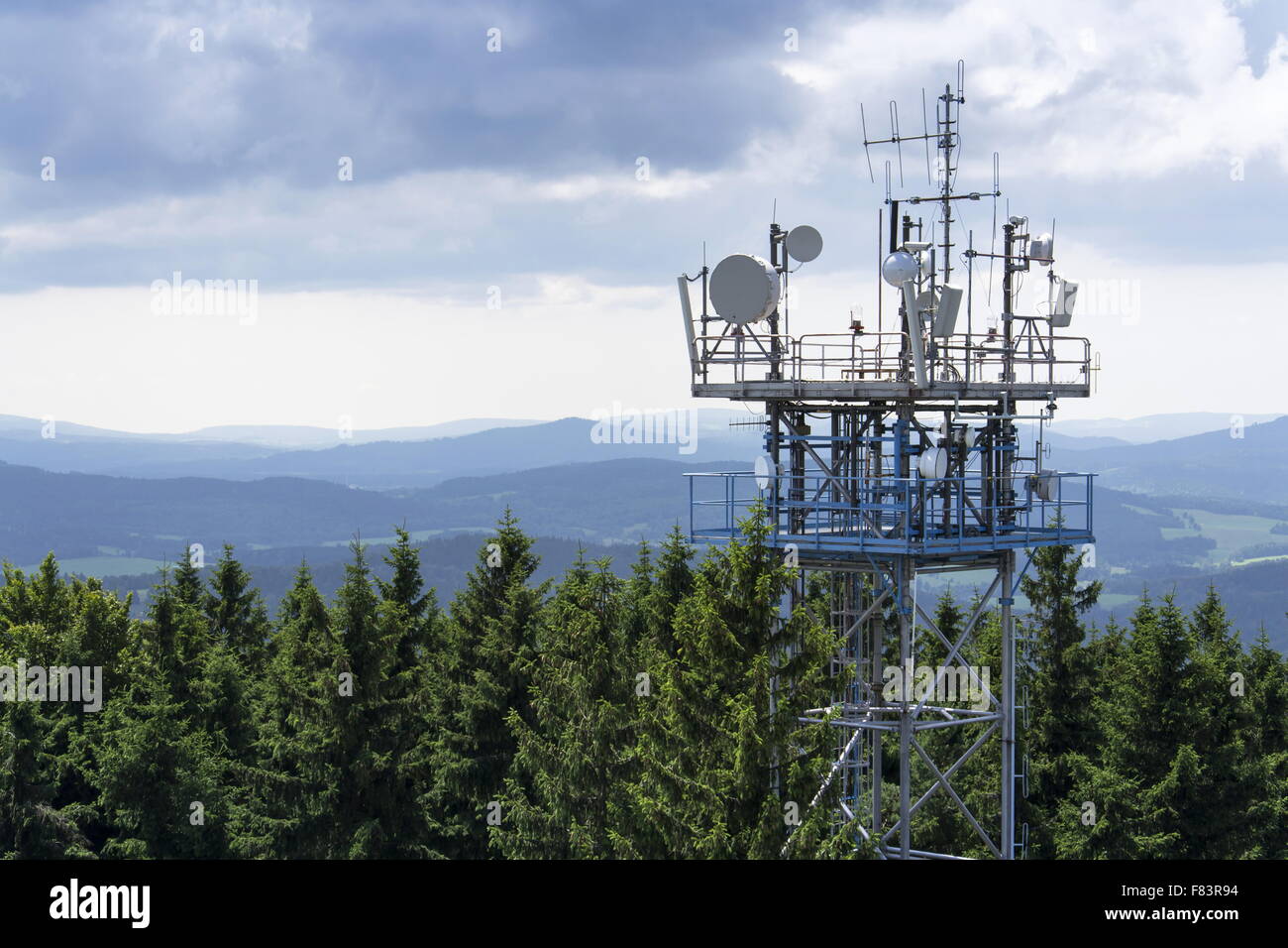 Groupe d'émetteurs et antennes sur le pylône de télécommunication Banque D'Images