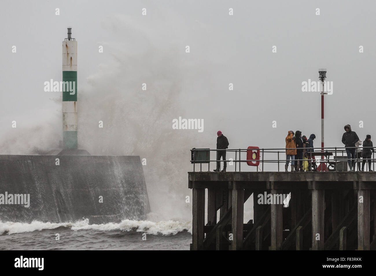 Pays de Galles, Royaume-Uni. Le 05 décembre 2015, la 4e Desmond tempête nommée récentes tempêtes apporte force de coup de vent et une mer agitée à Aberystwyth, les voies de la jetée, près de l'entrée du port que les piétons se regardant sur la côte ouest du pays de Galles. Crédit : Ian Jones/Alamy Live News Banque D'Images