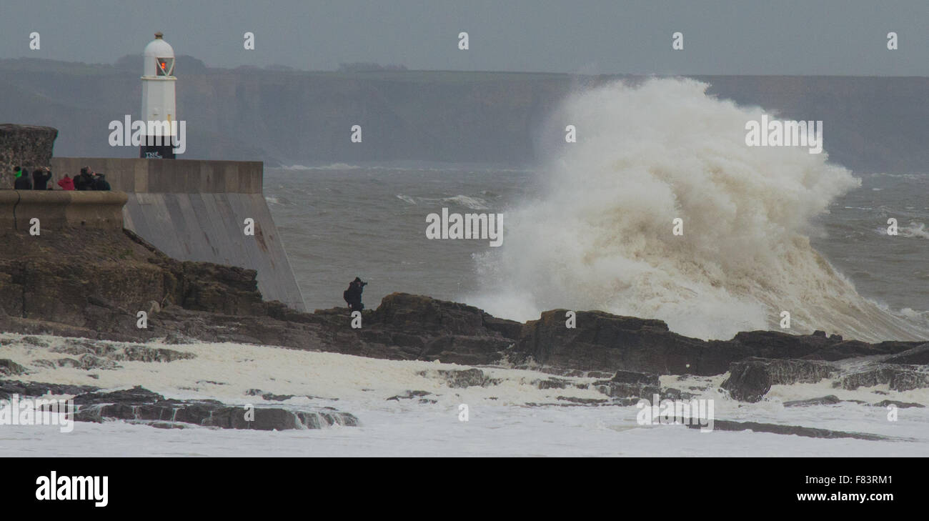 Porthcawl, Pays de Galles, Royaume-Uni, 5 décembre 2015. Un photographe se met en danger pour capturer les énormes vagues battant la côte sud du Pays de Galles. Crédit : Tom Guy/Alamy Live News Banque D'Images