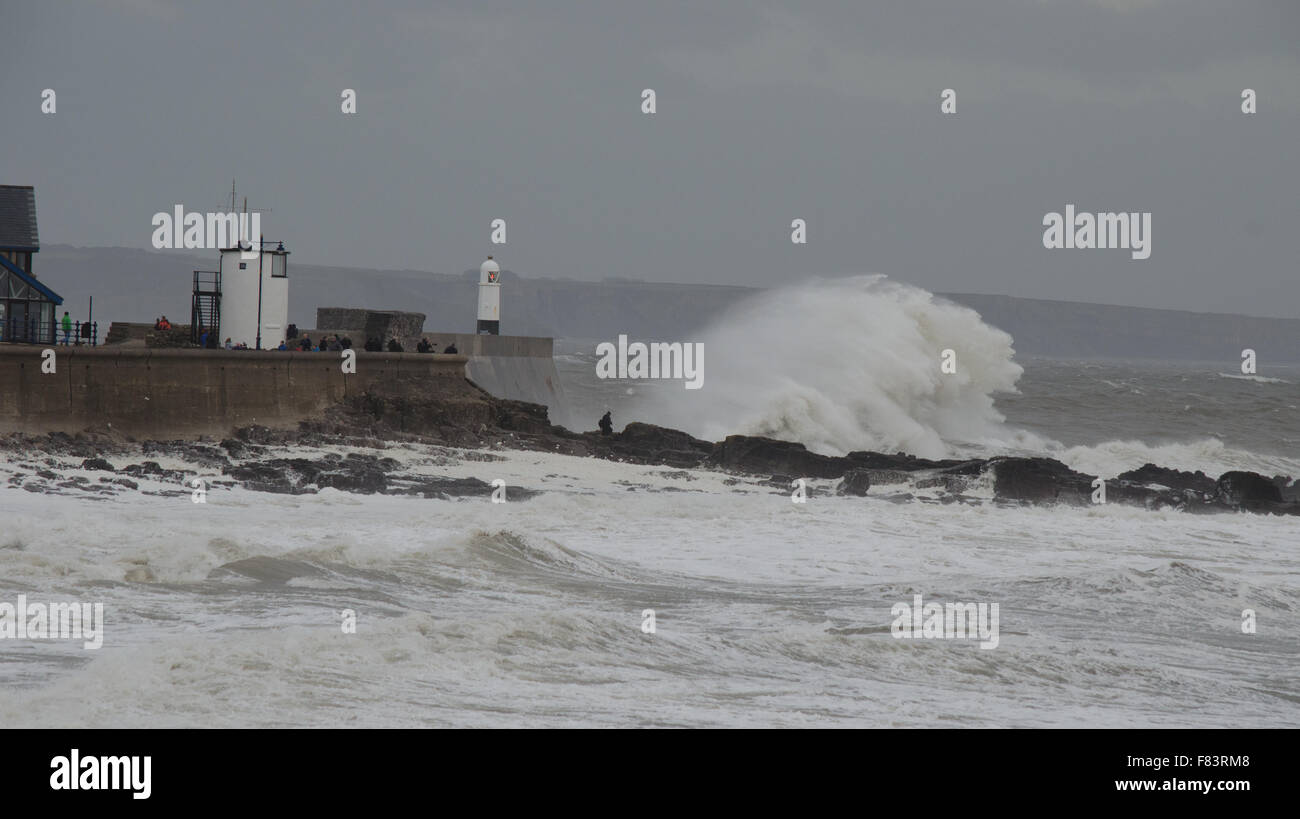 Porthcawl, Pays de Galles, Royaume-Uni, 5 décembre 2015. Un photographe se met en danger pour capturer les énormes vagues battant la côte sud du Pays de Galles. Crédit : Tom Guy/Alamy Live News Banque D'Images