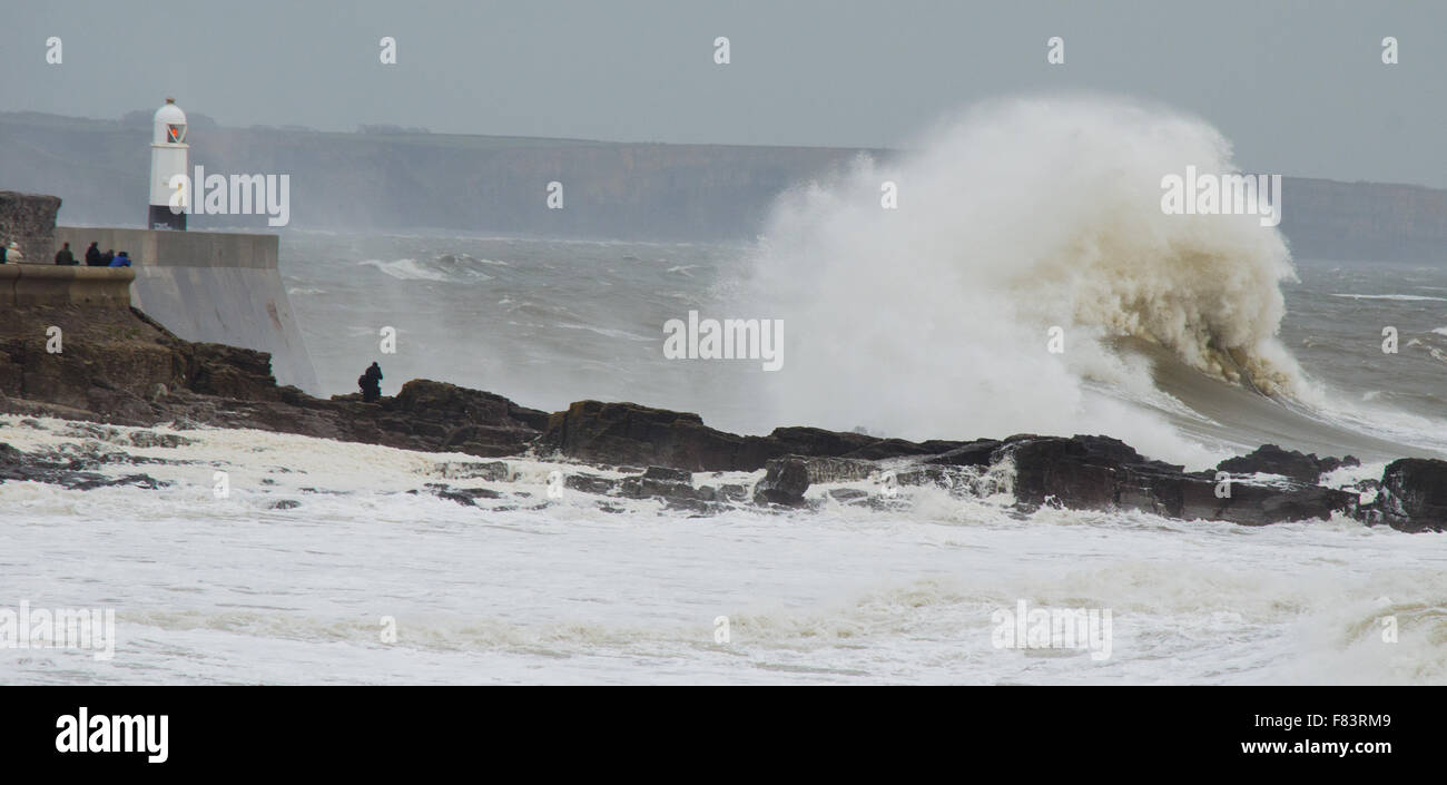 Porthcawl, Pays de Galles, Royaume-Uni, 5 décembre 2015. Un photographe se met en danger pour capturer les énormes vagues battant la côte sud du Pays de Galles. Crédit : Tom Guy/Alamy Live News Banque D'Images