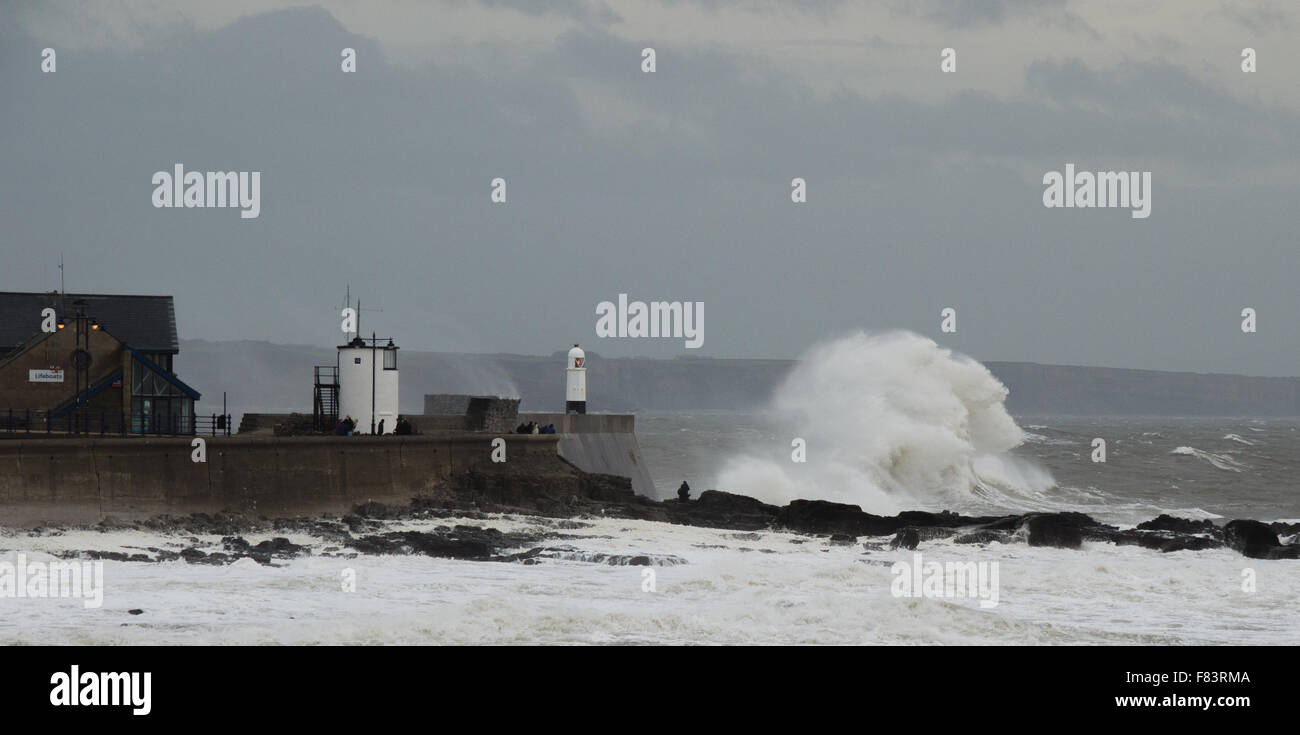 Porthcawl, Pays de Galles, Royaume-Uni, 5 décembre 2015. Un photographe se met en danger pour capturer les énormes vagues battant la côte sud du Pays de Galles. Crédit : Tom Guy/Alamy Live News Banque D'Images