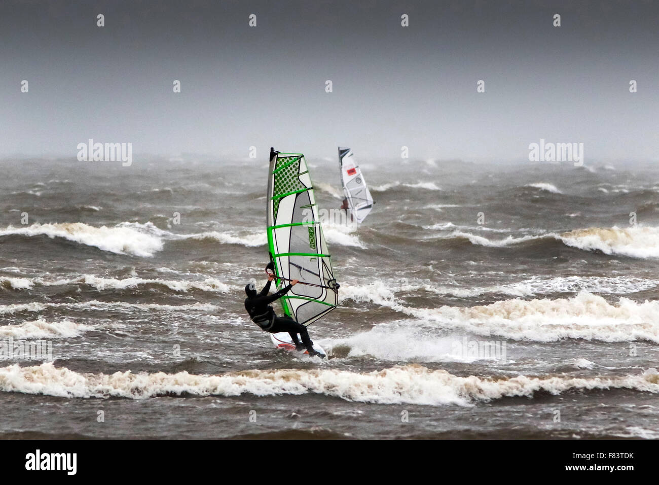 Troon, Ayrshire, UK. Le 05 mai 2015. Desmond que storm hammers la côte d'Ayrshire avec les vents violents et les fortes pluies, pas tout le monde se plaint de la météo.Ces planches, au large de la plage de Troon, l'Ayrshire, profitent des conditions météo et des vagues hautes de profiter de leur sport. Credit : Findlay/Alamy Live News Banque D'Images