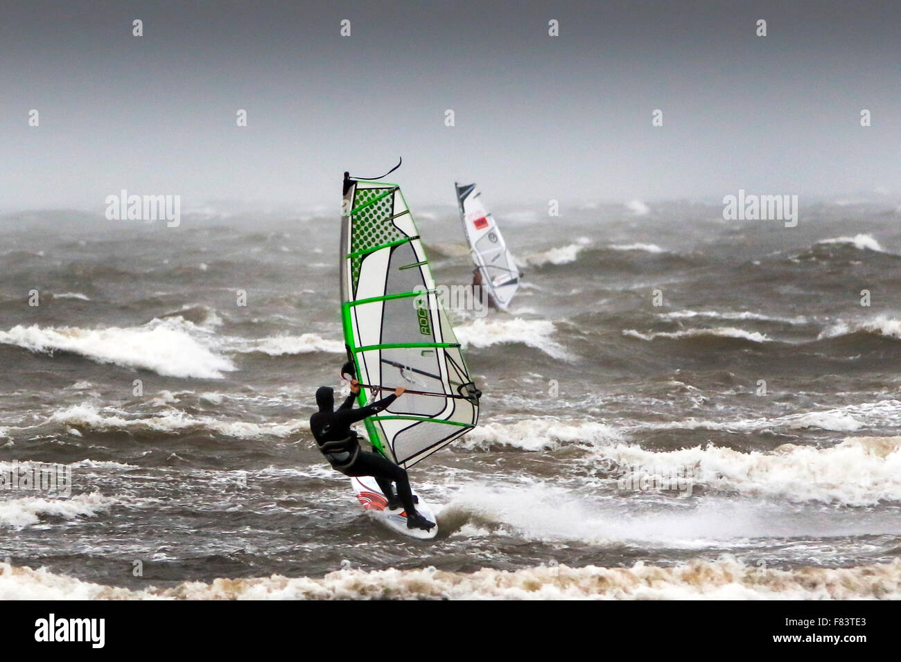 Troon, Ayrshire, UK. Le 05 mai 2015. Desmond que storm hammers la côte d'Ayrshire avec les vents violents et les fortes pluies, pas tout le monde se plaint de la météo.Ces planches, au large de la plage de Troon, l'Ayrshire, profitent des conditions météo et des vagues hautes de profiter de leur sport. Credit : Findlay/Alamy Live News Banque D'Images