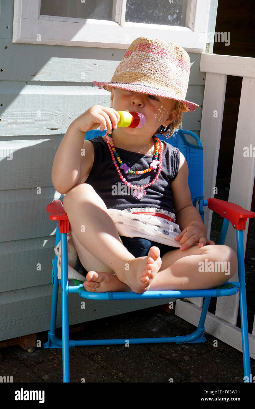 Petit enfant manger des glaces lolley Banque D'Images