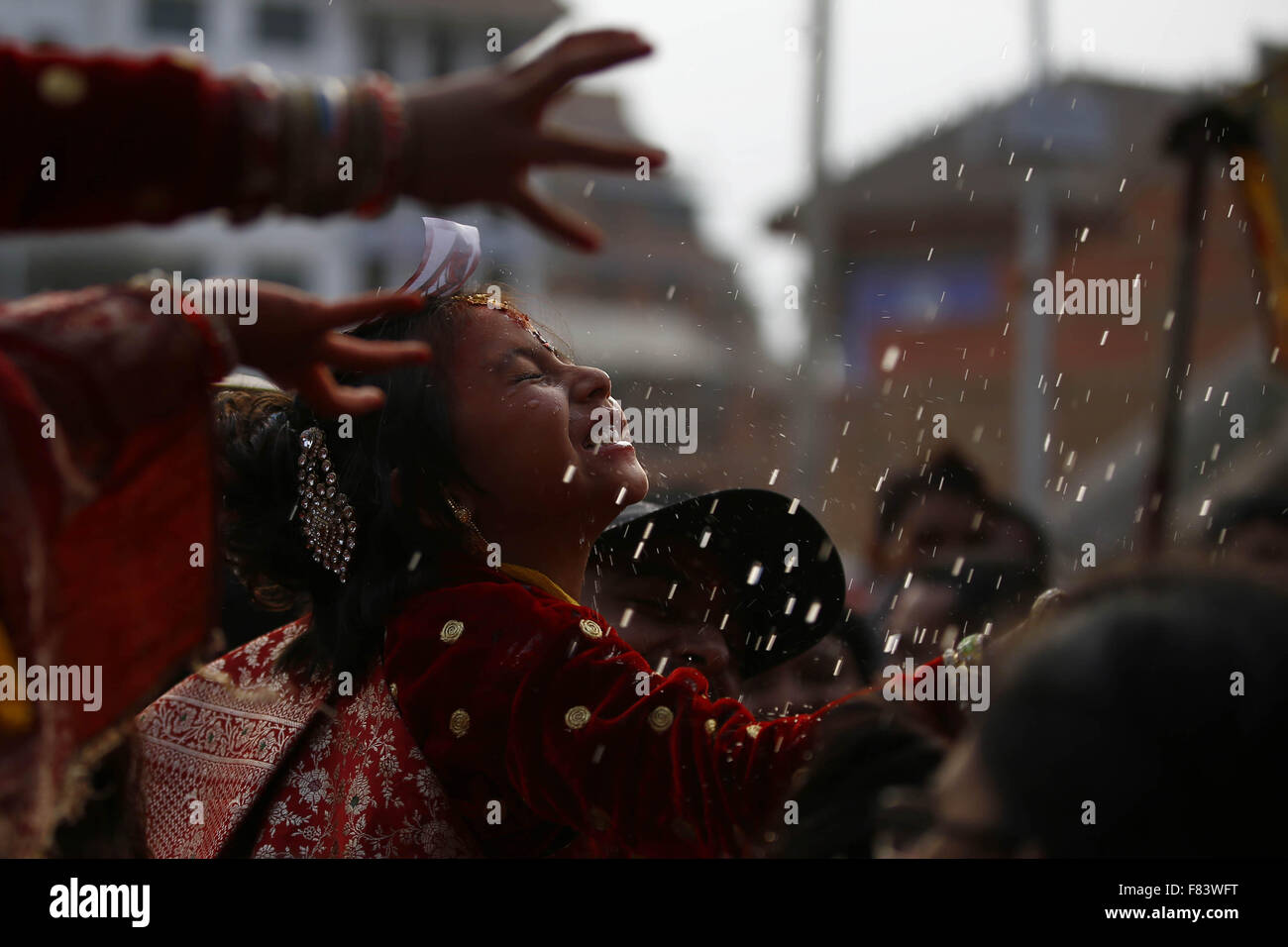 Katmandou, Népal. 5 déc, 2015. Un enfant recevant des bénédictions par un dévot pendant Bel Bibaha cérémonie à Basantapur Durbar Square, Katmandou, Népal le Samedi, 5 décembre 2015. Bel Bibaha est une cérémonie communautaire du Népal Newari dans lequel pré-adolescentes sont mariées à la Bel (un fruit) avant les règles. Crédit photo/Skanda Gautam Gautam Skanda : Fil/ZUMA/Alamy Live News Banque D'Images