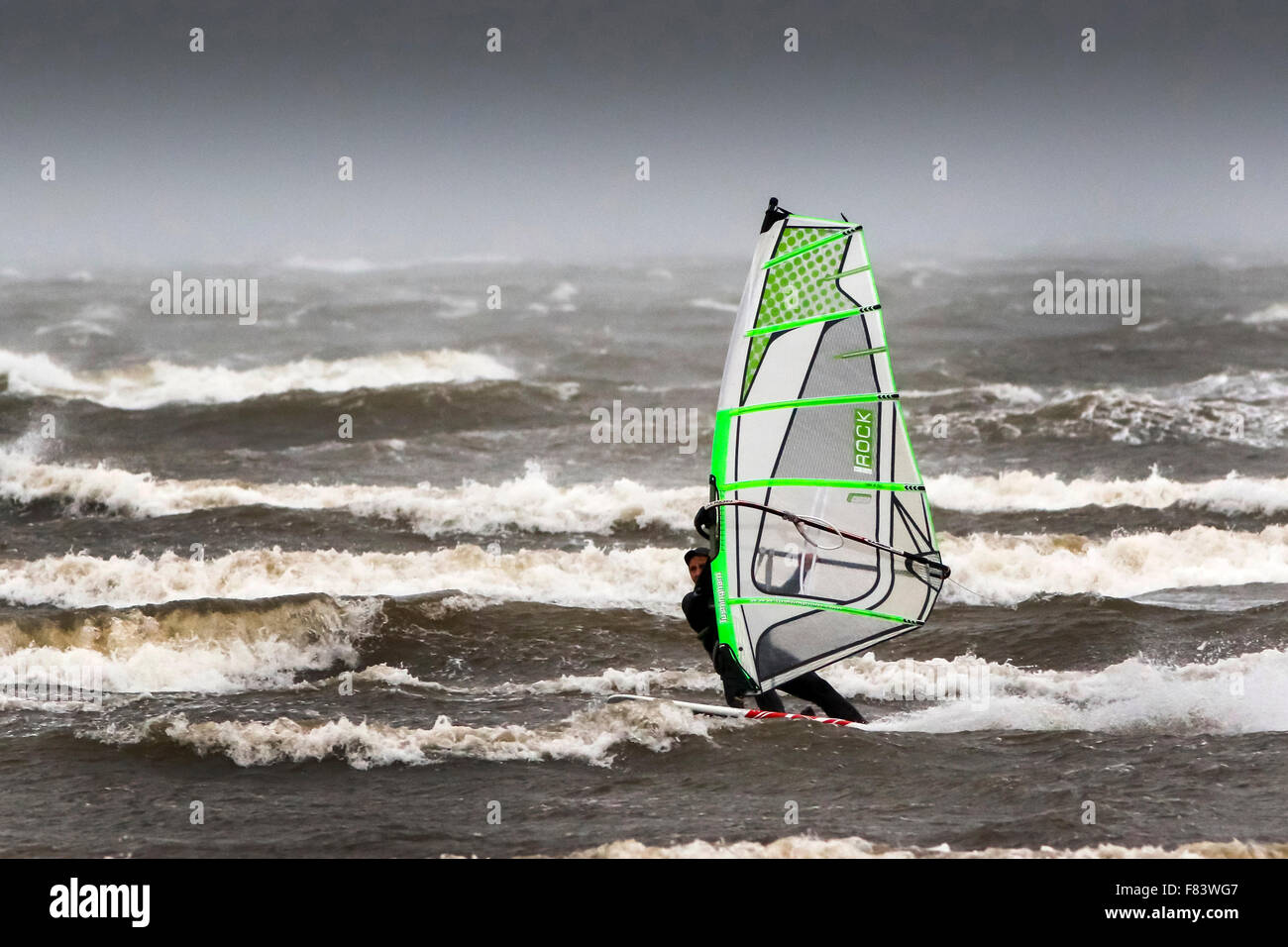 Troon, Ayrshire, UK. Le 05 mai 2015. Desmond que storm hammers la côte d'Ayrshire avec les vents violents et les fortes pluies, pas tout le monde se plaint de la météo.Ces planches, au large de la plage de Troon, l'Ayrshire, profitent des conditions météo et des vagues hautes de profiter de leur sport. Credit : Findlay/Alamy Live News Banque D'Images