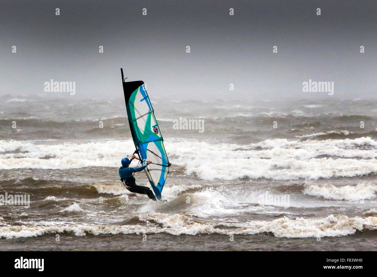 Troon, Ayrshire, UK. Le 05 mai 2015. Desmond que storm hammers la côte d'Ayrshire avec les vents violents et les fortes pluies, pas tout le monde se plaint de la météo.Ces planches, au large de la plage de Troon, l'Ayrshire, profitent des conditions météo et des vagues hautes de profiter de leur sport. Credit : Findlay/Alamy Live News Banque D'Images