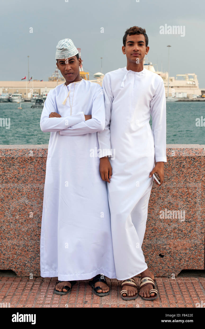 Les jeunes hommes omanais en tenues traditionnelles sur la promenade de  Mutrah à Muscat, capitale du Sultanat d'Oman Photo Stock - Alamy
