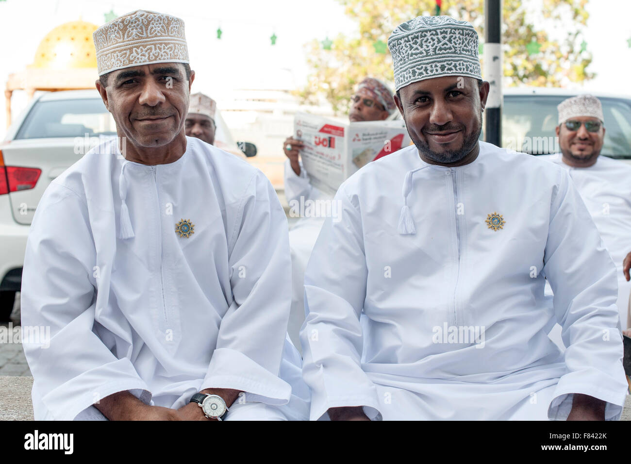 Les chauffeurs de taxi omanais assis sur la promenade de Mutrah à Muscat, capitale du Sultanat d'Oman. Banque D'Images