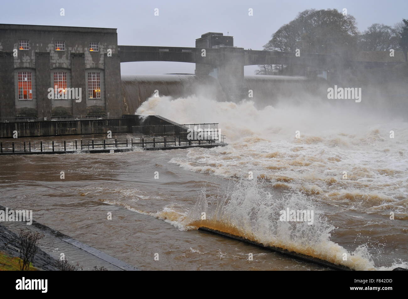 Le Perthshire, Écosse, Royaume-Uni. Le 05 mai 2015. Faskally débordant du barrage en raison de niveaux élevés de l'eau pendant une tempête Desmond. Pitlochry, Écosse Royaume-Uni : Cameron Crédit Cormack/Alamy Live News Banque D'Images