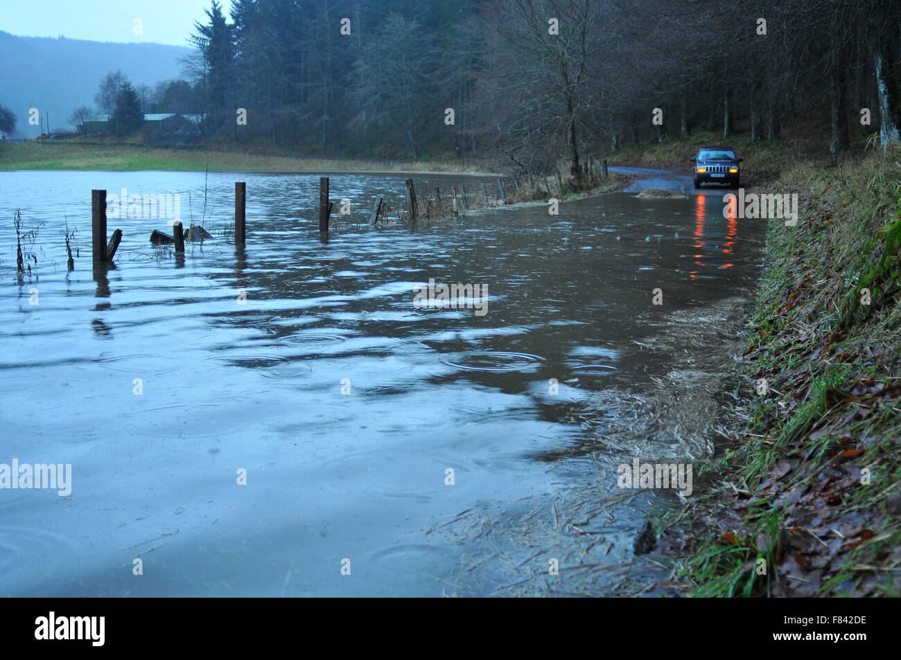 Le Perthshire, Écosse, Royaume-Uni. Le 05 mai 2015. En raison de la route inondée pendant une tempête d'eau élevés Desmond. Dunkeld, Écosse, Royaume-Uni : Cameron Crédit Cormack/Alamy Live News Banque D'Images