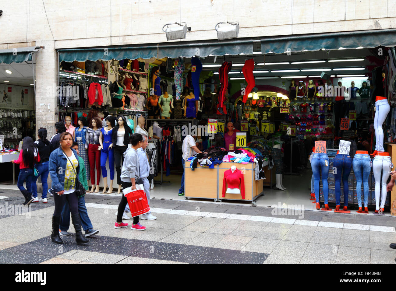 Magasin qui vend des vêtements importés bon marché dans Jiron Union européenne, centre de Lima, Pérou Banque D'Images