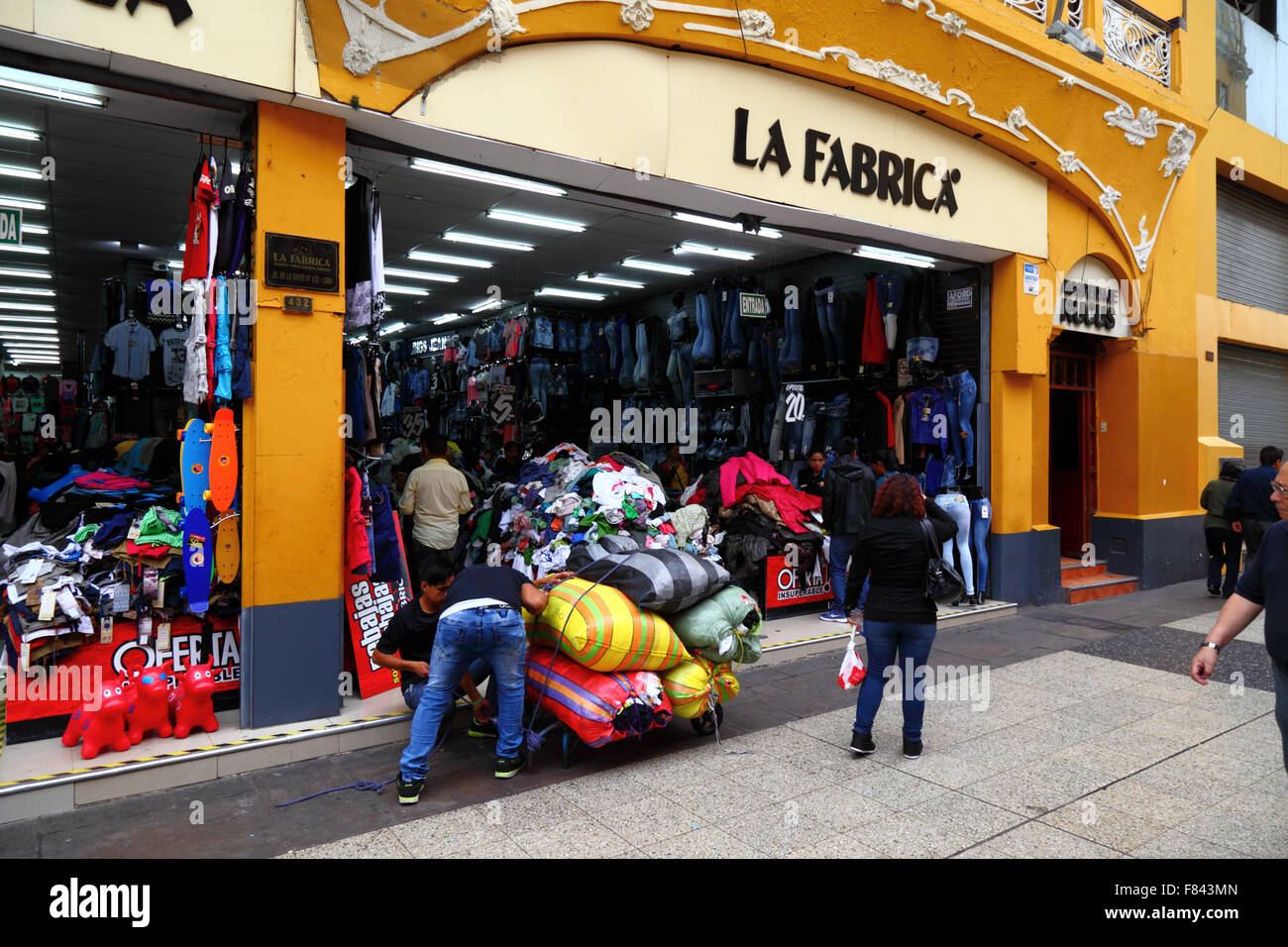 Magasin qui vend des vêtements importés bon marché dans Jiron Union européenne, centre de Lima, Pérou Banque D'Images