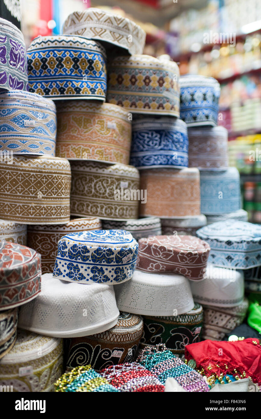 Chapeau traditionnel omanais intitulée kuma en vente dans le souk de Mutrah à Muscat, capitale du Sultanat d'Oman. Banque D'Images