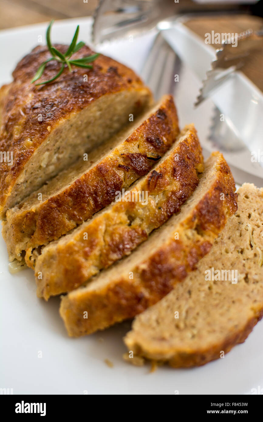 Pain de viande traditionnels sur la photographie de la plaque blanche Banque D'Images