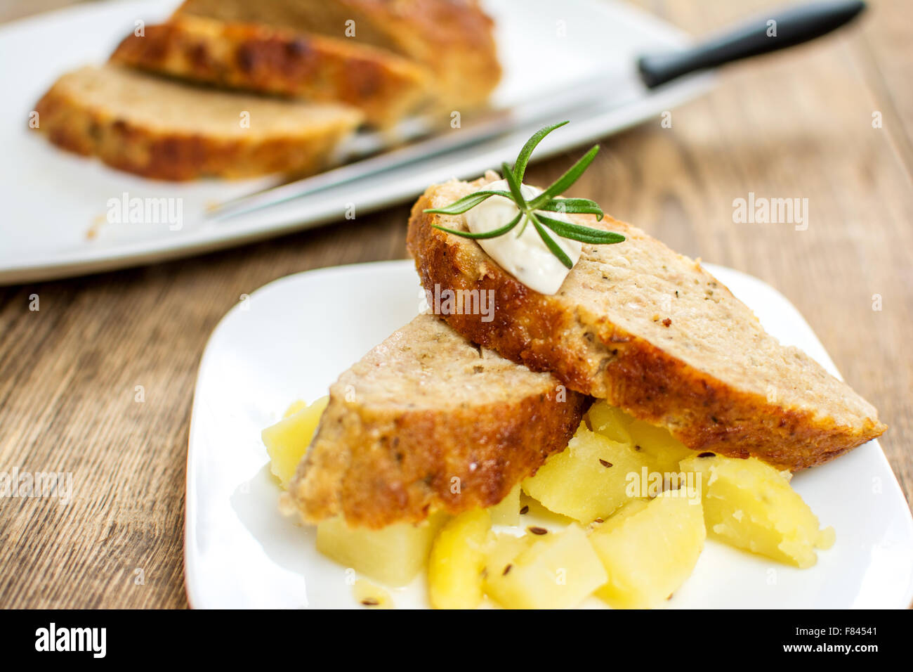 Pain de viande traditionnels sur la photographie de la plaque blanche Banque D'Images