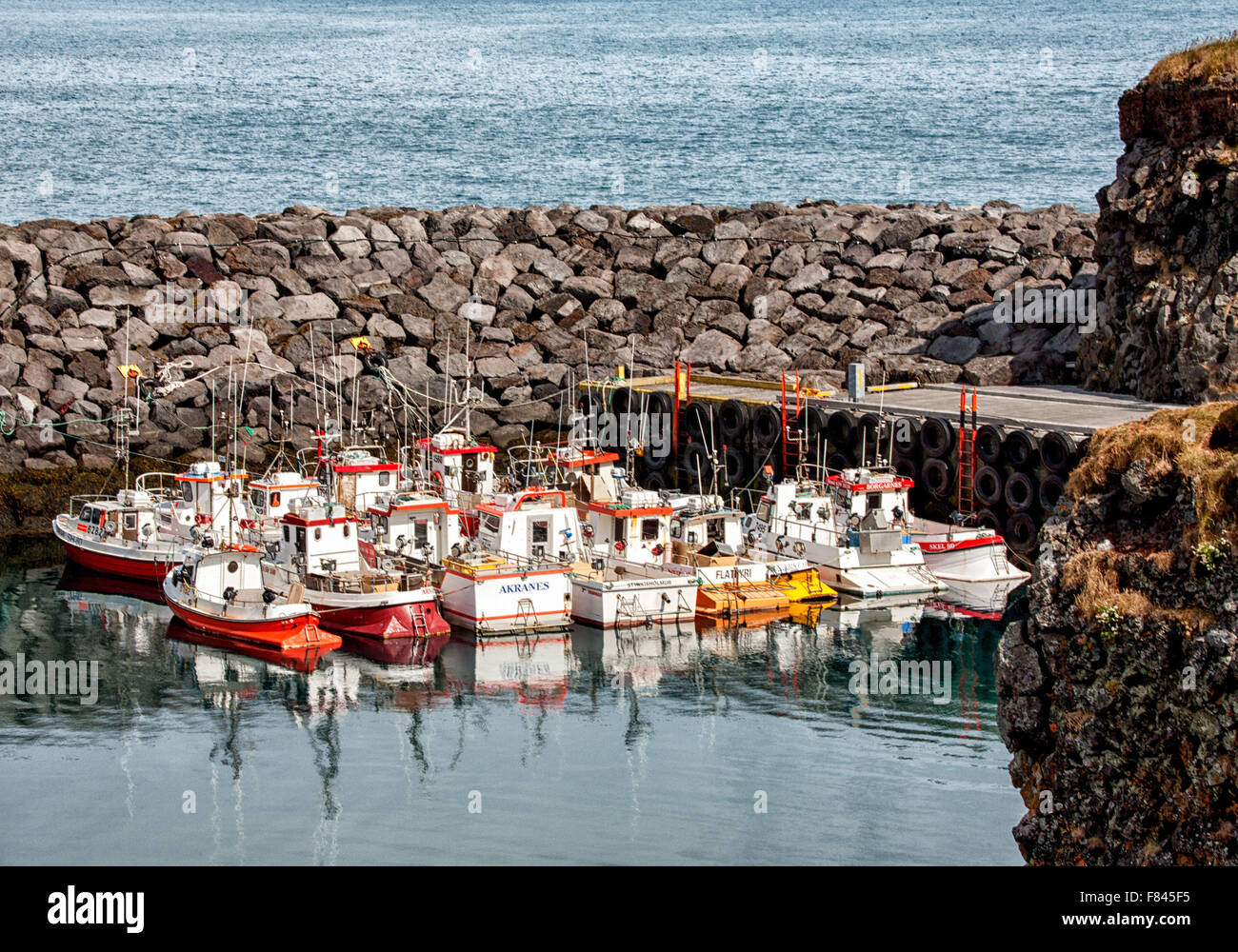 30 juillet 2015 - , fellsnes¦SnÃ Iceland - pêche et bateaux de plaisance amarrés dans le port pittoresque du petit village de pêche d'Arnarstapi sur le côté sud de la péninsule d'fellsnes¦SnÃ dans l'ouest de l'Islande. © Arnold Drapkin/ZUMA/Alamy Fil Live News Banque D'Images