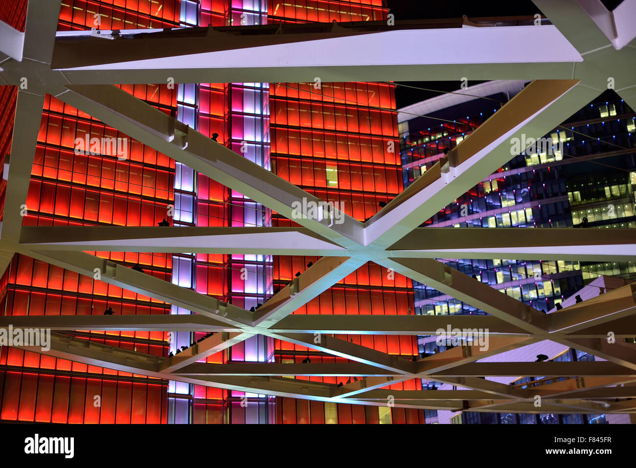 Place Charles Rogier au centre de la ville illuminée en soirée lors de fêtes de Noël le 4 décembre 2015 à Bruxelles, Belgique. Menace d'une attaque terroriste dans la ville repose sur le niveau 3. Banque D'Images