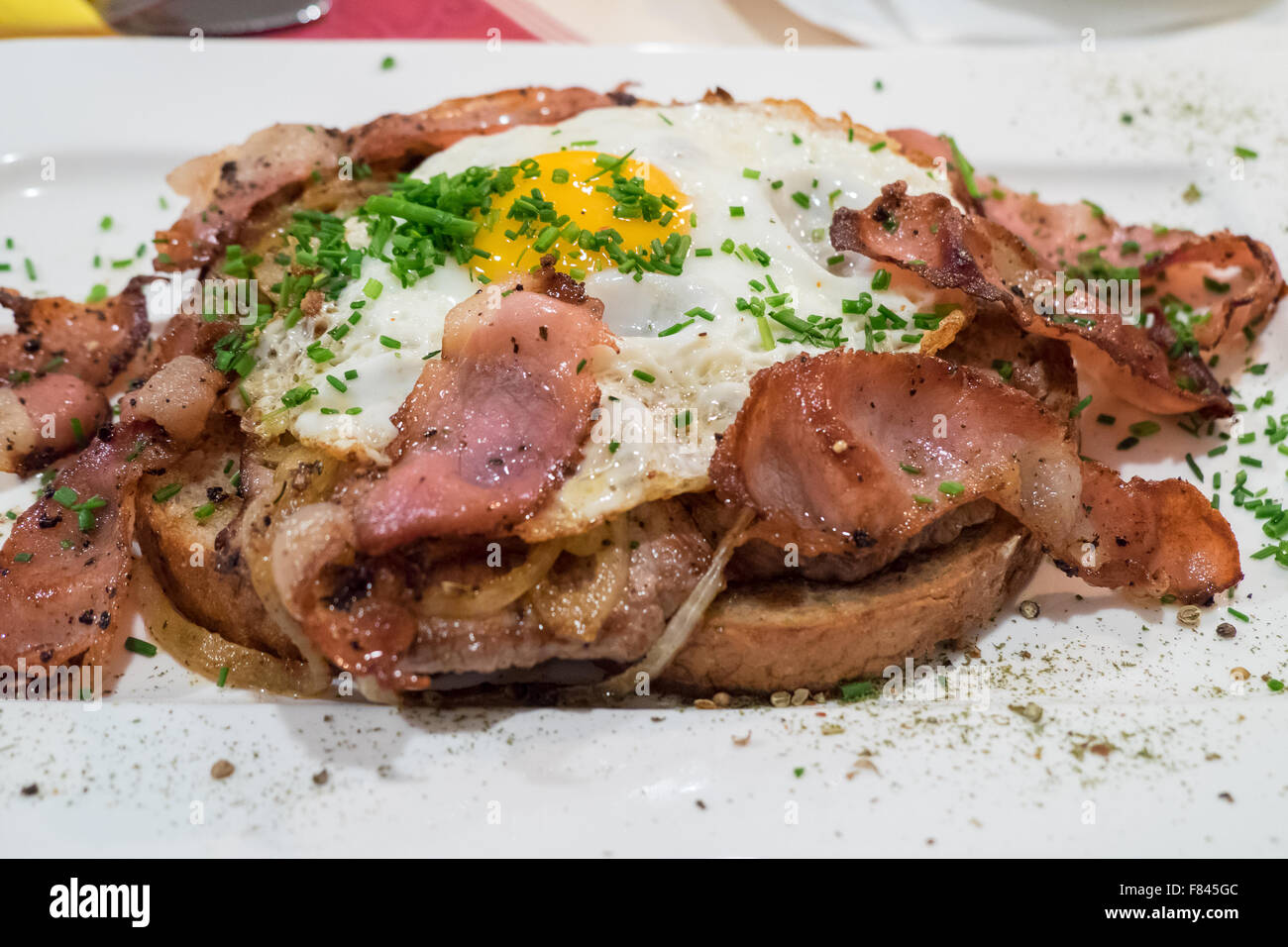 Bauerntoast préparés avec de la viande, du bacon, du pain et des oeufs sur le dessus, plat traditionnel de l'Alto Adige et Tyrol du Sud. Banque D'Images