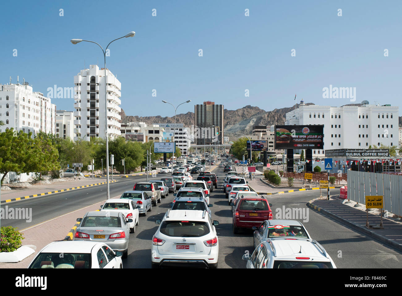 Le trafic sur l'avenue principale de Ruwi, district dans la région de Mascate, la capitale du Sultanat d'Oman. Banque D'Images