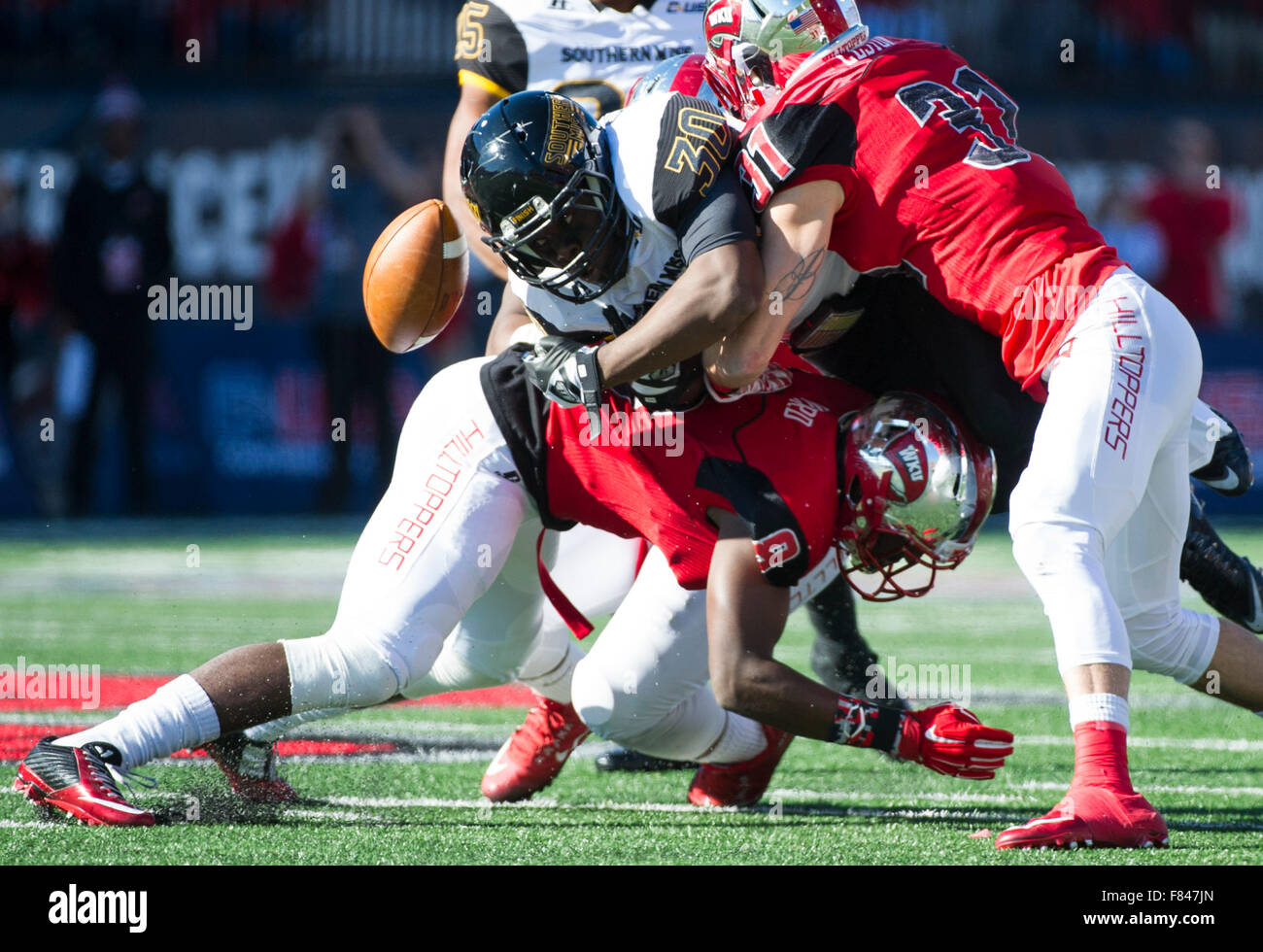 Bowling Green, Kentucky, USA. 5 déc, 2015. Western Kentucky arrière défensif Marcus Ward (8) et de l'ouest du Kentucky arrière défensif Branden Leston (31) forcer un fumble par Departement Jalen running back Richard (30) au cours de la première moitié de la Conférence USA championship match à L.T. Smith Stadium à Bowling Green, Kentucky.Nick Wagner/CSM/Alamy Live News Banque D'Images