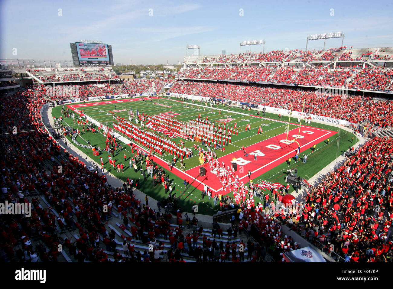 Houston, TX, USA. Le 05 mai 2015. Les cougars de Houston prendre place lors de l'introduction arborant avant l'American Conference Championship match entre Houston et Temple de TDECU Stadium à Houston, TX. Image Crédit : Erik Williams/Cal Sport Media. Credit : csm/Alamy Live News Banque D'Images