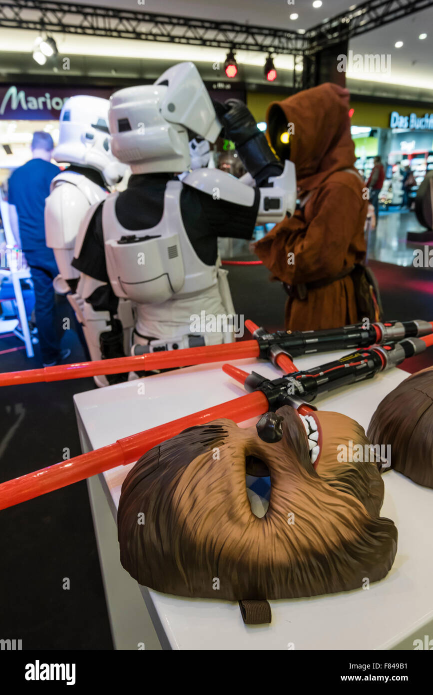 Zurich, Suisse. Le 05 mai 2015. Les personnes en costumes de personnages de Star Wars prendre une courte pause à un événement de promotion pour le nouveau film de la guerre des étoiles à un centre commercial de Zurich. Crédit : Erik Tham/Alamy Live News Banque D'Images