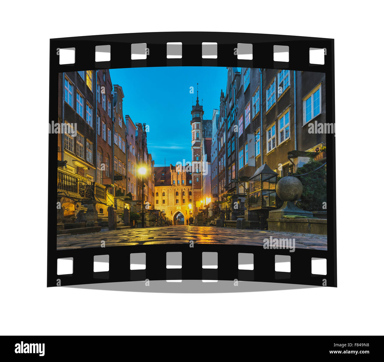 L'écart Ulica Mariacka dans la ville principale (Glowne Miasto) et l'entrée de la nuit Mariacka Brama, Gdansk, Pologne, l'Europe occidentale, Banque D'Images