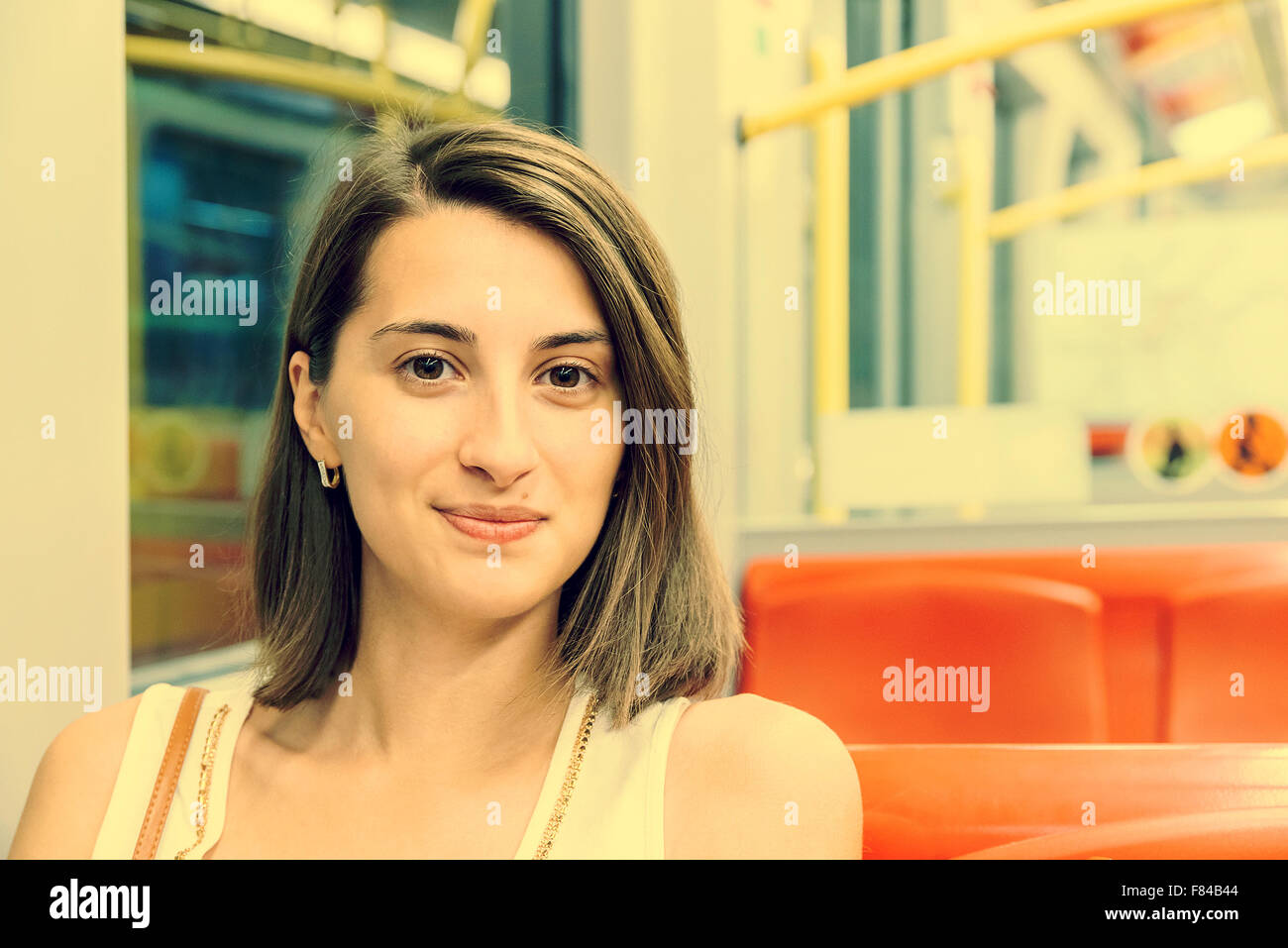 Retro Photo de jeune fille voyageant par les transports En métro Banque D'Images