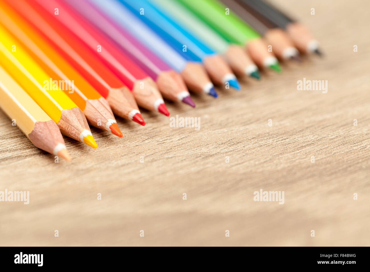 En bois couleur crayon sur table en bois close up Banque D'Images