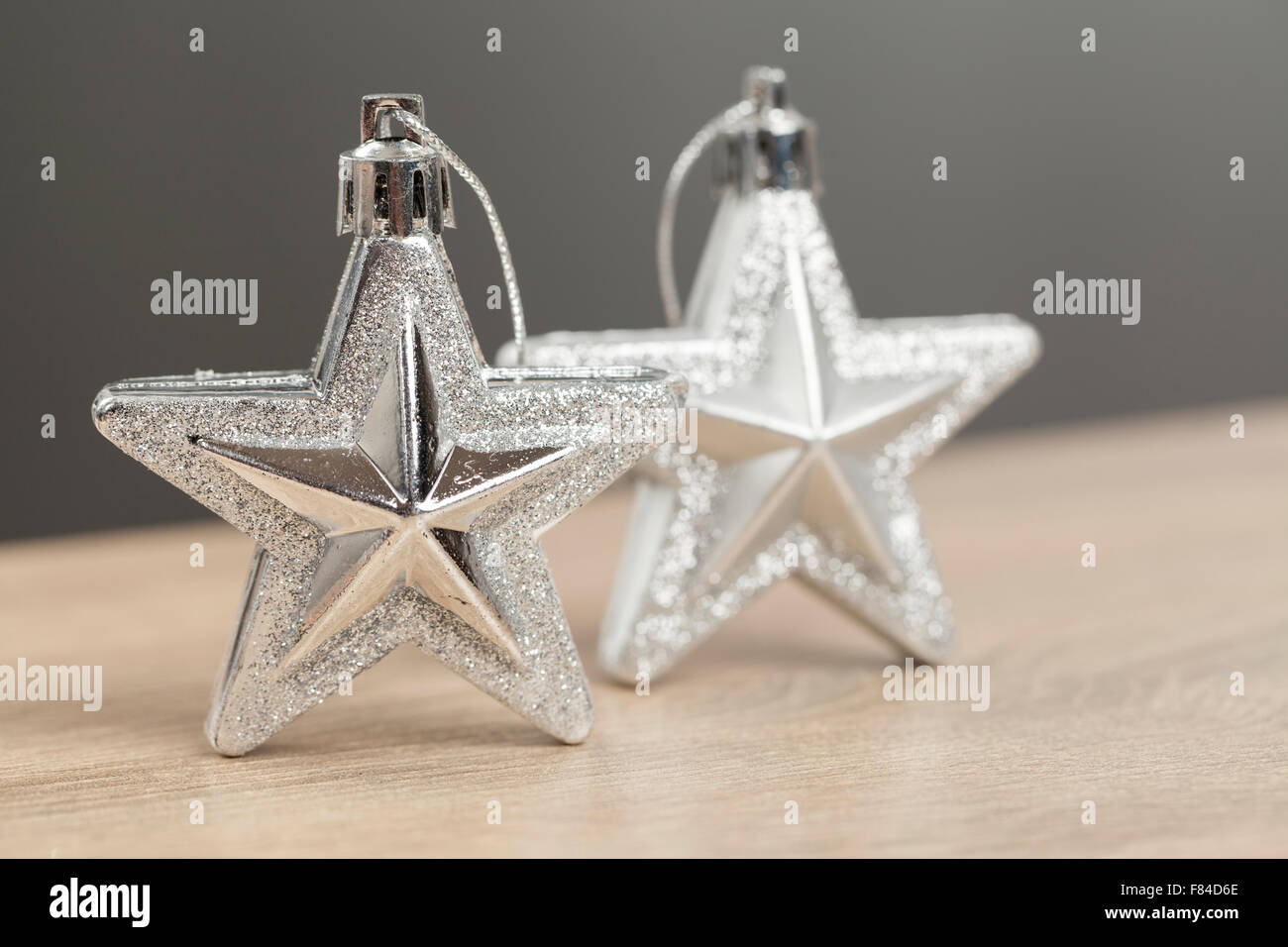 Décoration de Noël avec deux étoiles d'argent Banque D'Images