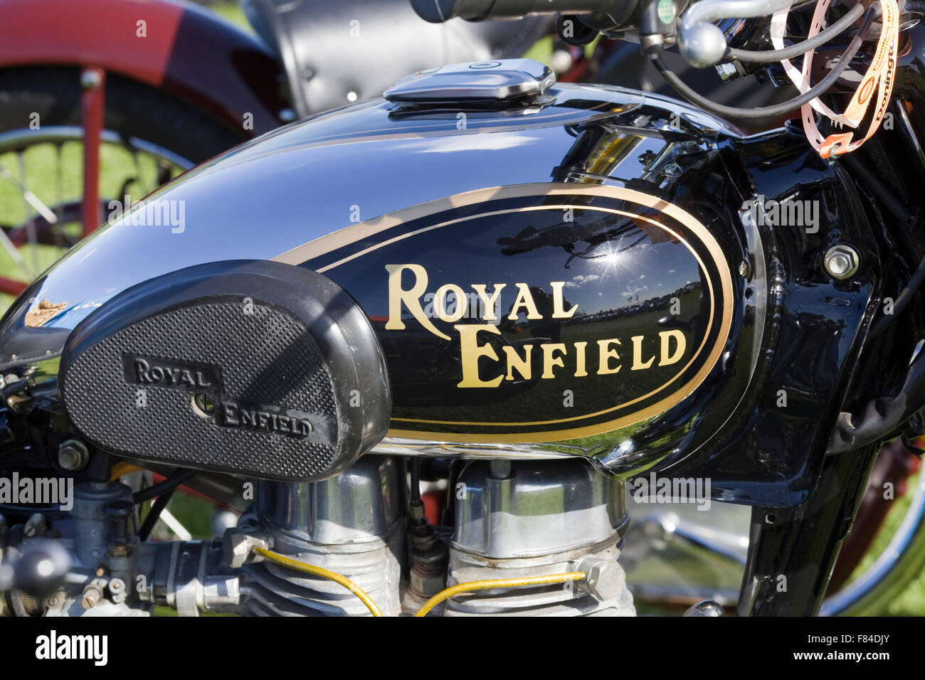 Moto Royal Enfield badge autocollant Réservoir à un show ground en  Angleterre Photo Stock - Alamy