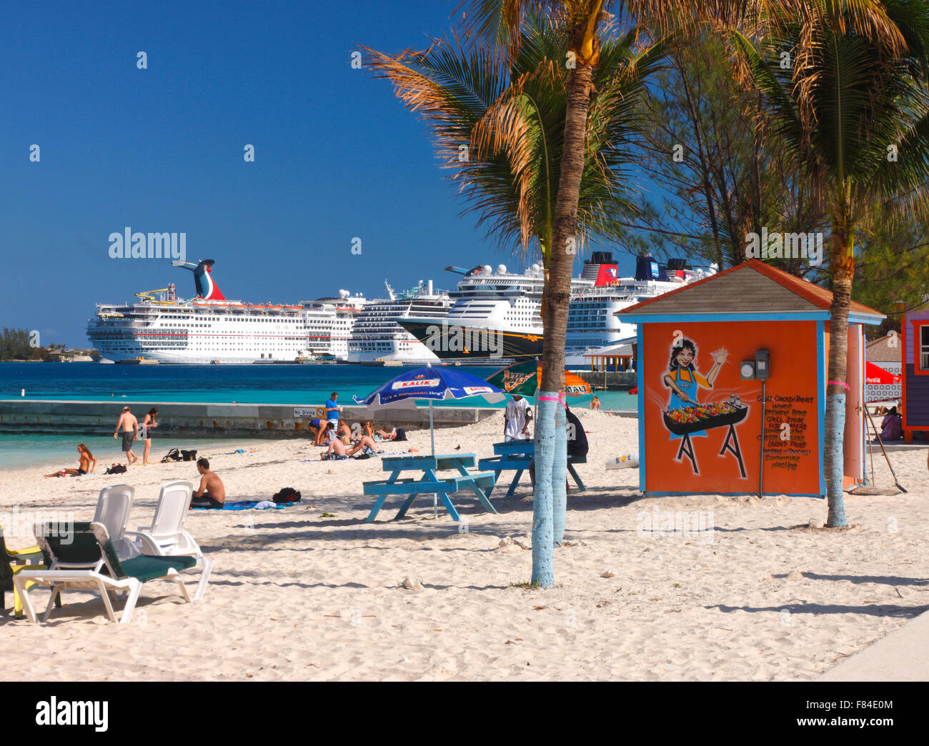 Nassau Junkanoo beach et cruise line navire au port Banque D'Images