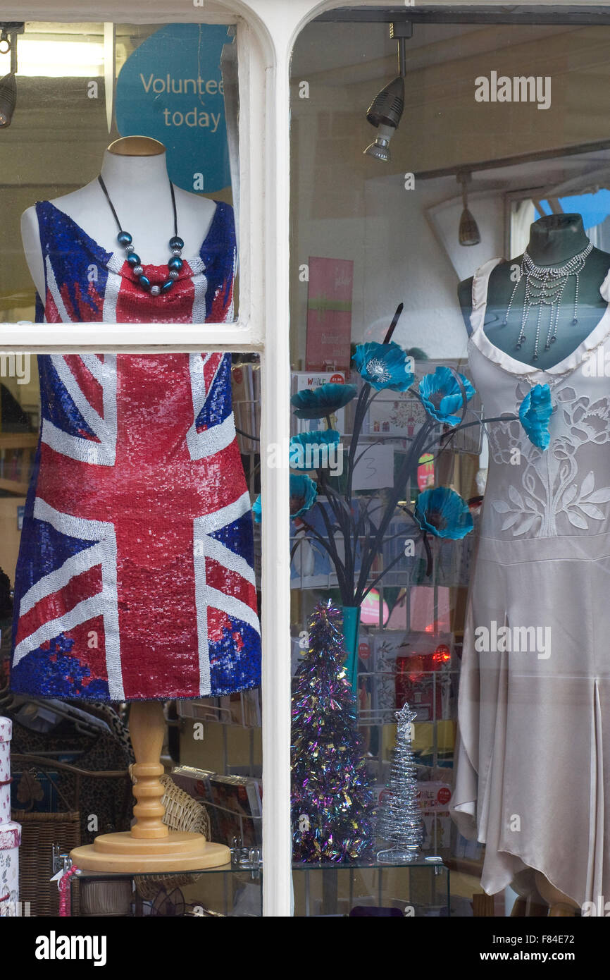 Petit haut robe Union Jack dans la charité shop window Banque D'Images