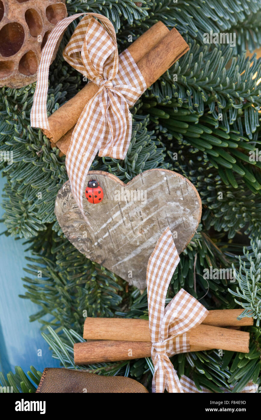Couronne de Noël décoré d'une coccinelle coeur et des bâtons de cannelle Banque D'Images