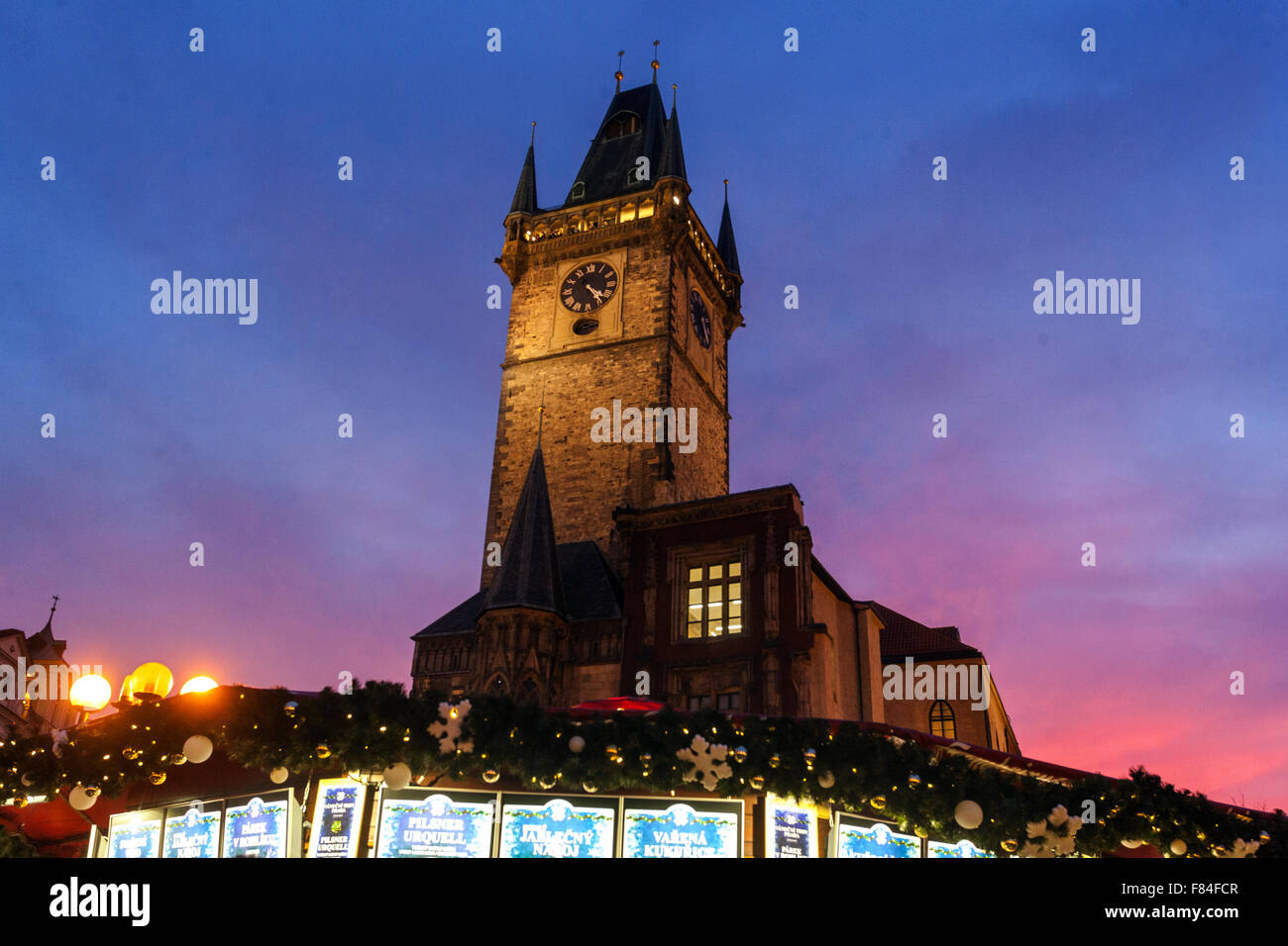 Tour de l'Hôtel de ville de Prague, place de la Vieille ville de Prague crépuscule République tchèque Banque D'Images