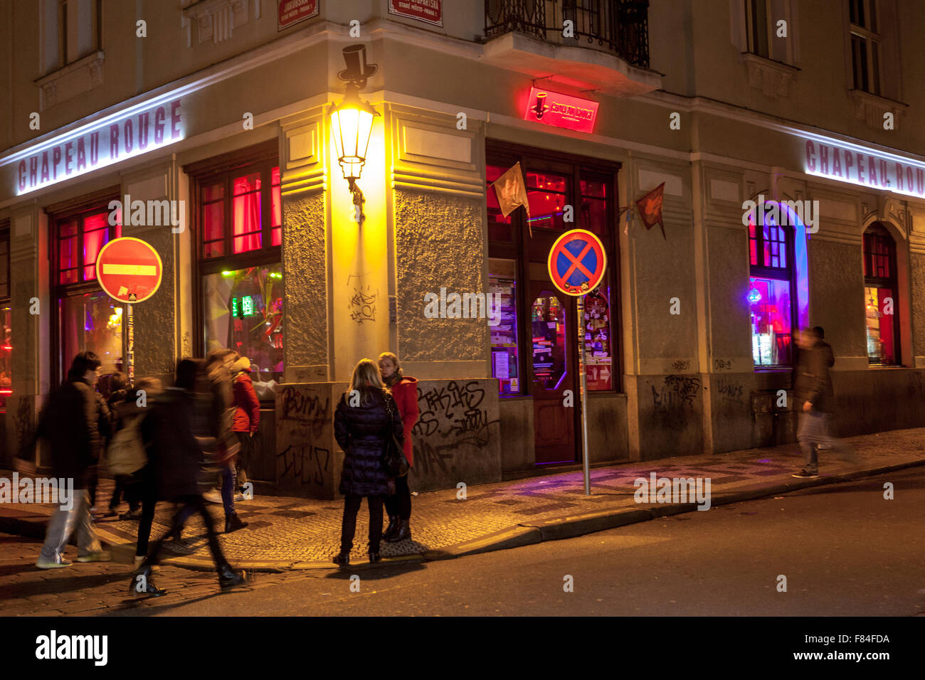 Chapeau Rouge bar de nuit, près de la place de la vieille ville. Europe République Tchèque Prague Banque D'Images