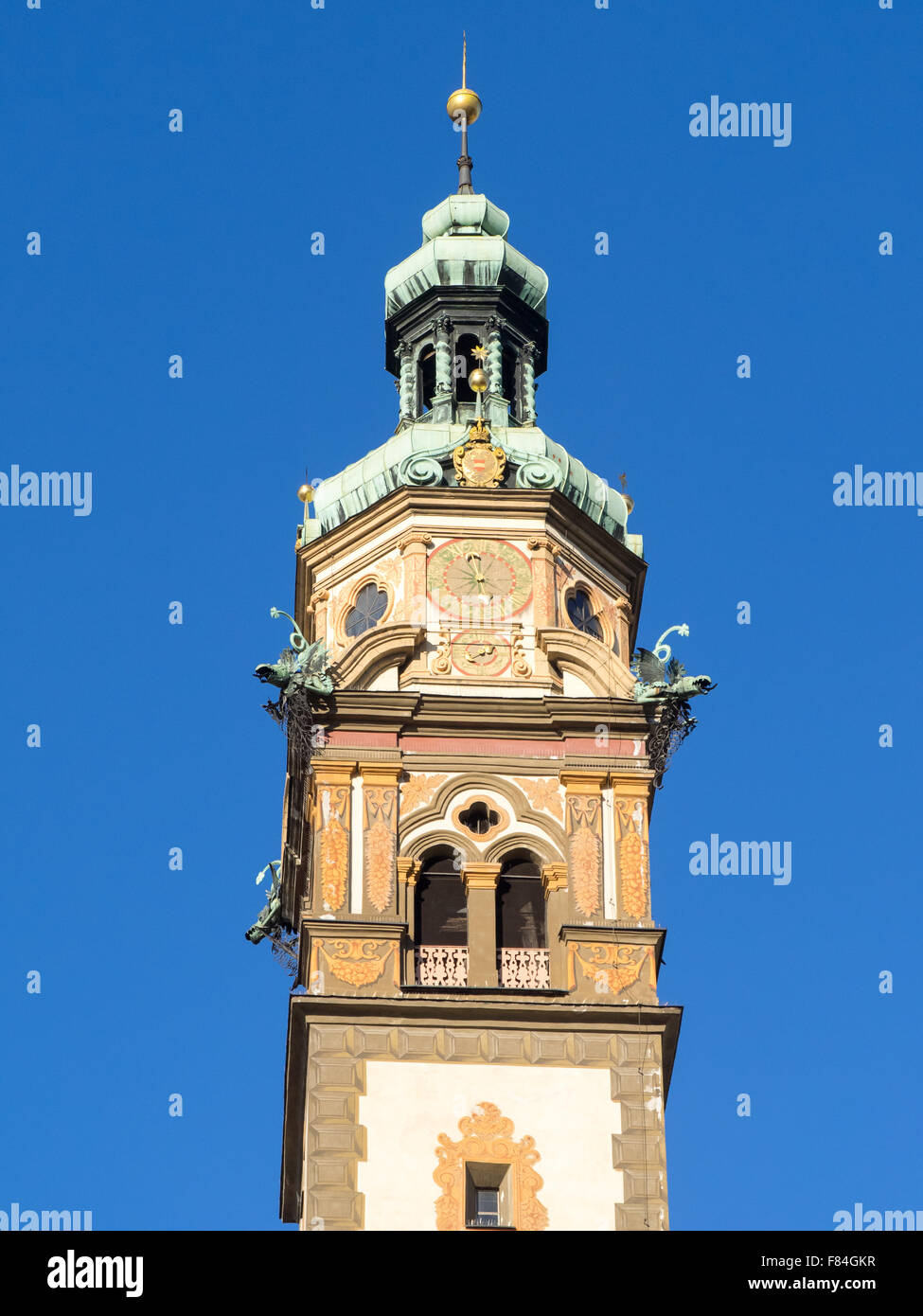Le clocher de l'église de Jésus Coeur de Hall in Tirol, près d'Innsbruck, avec ciel bleu, cadre vertical. Banque D'Images