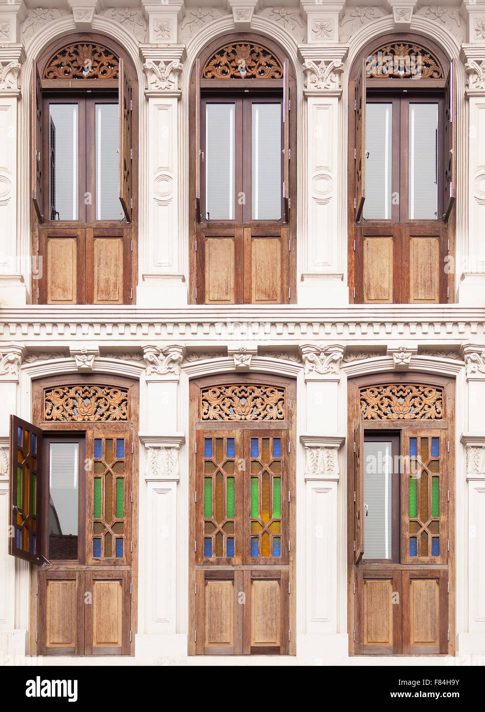 Vitraux fenêtres traditionnelles orientales dans un bâtiment historique. Banque D'Images