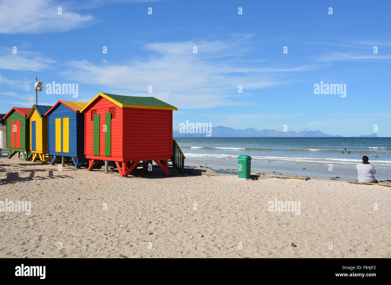 Cabines de plage à Surfers Corner, Muizenberg, Afrique du Sud donnant sur la False Bay Banque D'Images