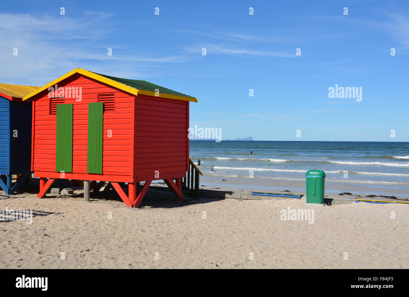 Beach Hut à Surfers Corner, Muizenberg, Afrique du Sud donnant sur la False Bay Banque D'Images