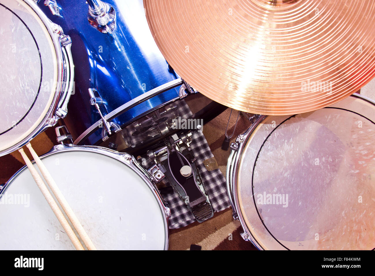 Batterie percussion. Piège toms et cymbales. Image conceptuelle de la musique. Banque D'Images