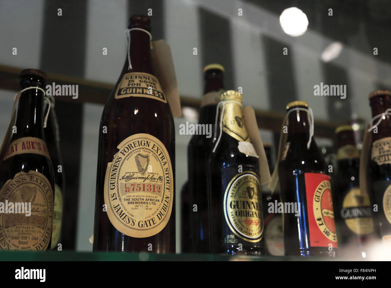 Différents types de bouteilles de bière Guinness afficher dans l'Entrepôt Guinness.Dublin.L'Irlande Banque D'Images