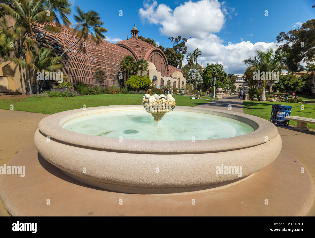 Fontaine à eau avec le Jardin Botanique bâtiment en arrière-plan. Balboa Park, San Diego, California, United States. Banque D'Images