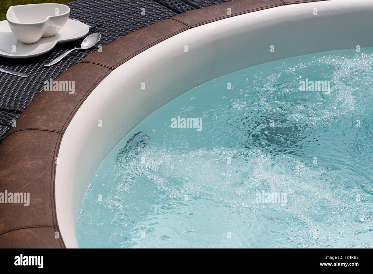Autonome ou un bain à remous luxueux jacuzzi avec eau chaude eau bouillonnante Banque D'Images