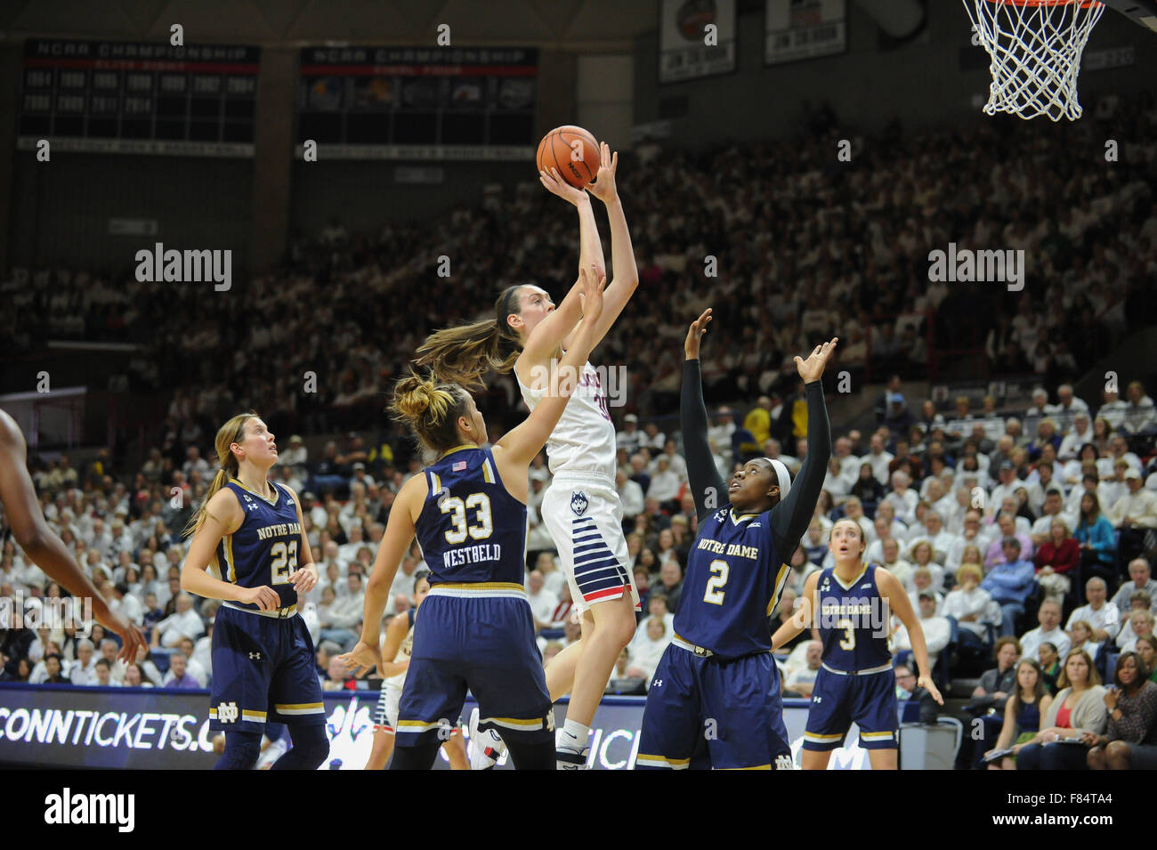 Magasins, Connecticut, USA. 5 déc, 2015. Breanna Stewart (30) de l'Uconn en action lors d'un match contre les Notre Dame Fighting Irish à Gampel Pavilion dans les magasins, dans le Connecticut. Gregory Vasil/Cal Sport Media/Alamy Live News Banque D'Images
